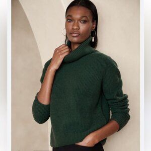 Banana Republic Chiara 💯% Cashmere Jewel Green Turtleneck Sweater